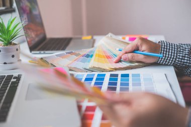 Grafik tasarımcı takımı şu anda d üzerinde çalışıyor.