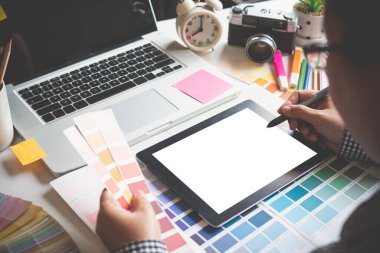 Grafik tasarımcı takımı şu anda reklam tasarımı için kılavuz renk seçimi üzerinde çalışıyor..