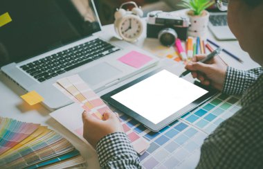 Grafik tasarımcı takımı şu anda reklam tasarımı için kılavuz renk seçimi üzerinde çalışıyor..
