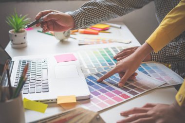 Grafik tasarımcı takımı şu anda reklam tasarımı için kılavuz renk seçimi üzerinde çalışıyor..