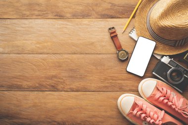 Seyahat aksesuarları kostümleri. Pasaportlar, bavullar yolculuk için hazırlanan haritalar.