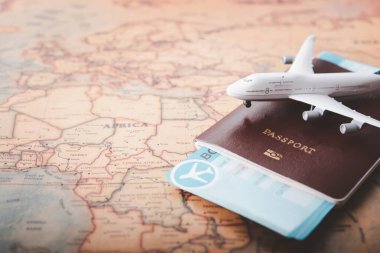 Pasaportlar dünya haritası konseptine yerleştirildi Seyahat