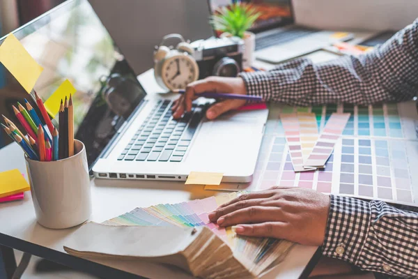 Equipo Creativo Del Diseñador Gráfico Está Trabajando Actualmente Selección Del —  Fotos de Stock