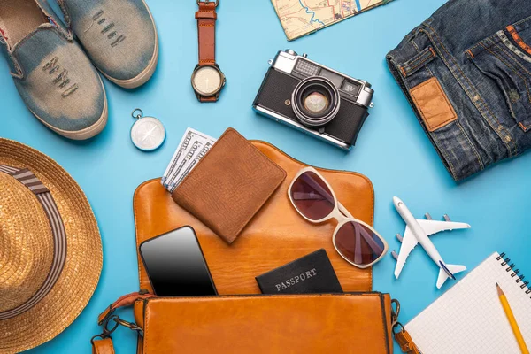 旅行アクセサリー衣装 パスポート 旅行の準備旅行地図の費用 — ストック写真