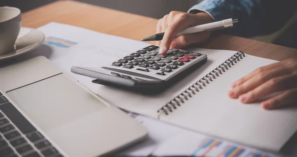 Hand Van Accountant Gebruikt Rekenmachine Voor Kostenanalyse Winst Verliesrekening Belastingberekening — Stockfoto