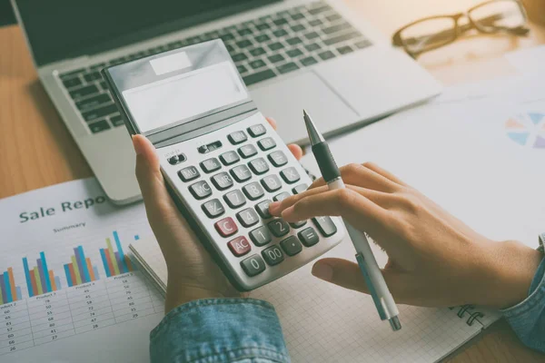 Revisorns Hand Använder Miniräknaren För Kostnadsanalys Resultat Och Skatteberäkningskoncept Upprättande — Stockfoto