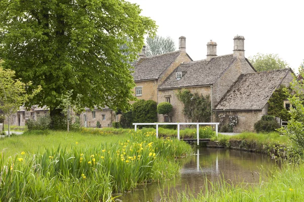 Riverside traditional english stone homes — Stock fotografie
