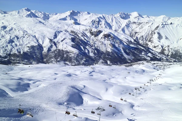 Alpine snow peaks, mountain valley, ski slopes in French winter resort — ストック写真