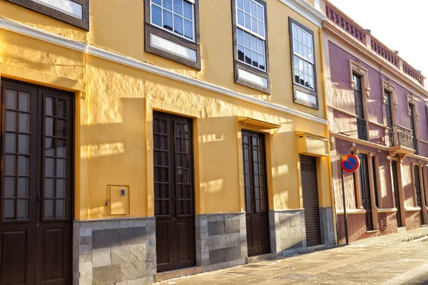 Fachada de um antigo edifício colonial na cidade de Tenerife — Fotografia de Stock