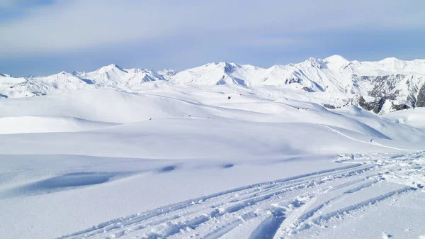 Paysage hivernal dans les Alpes avec des traces de ski sur la neige fraîche — Photo