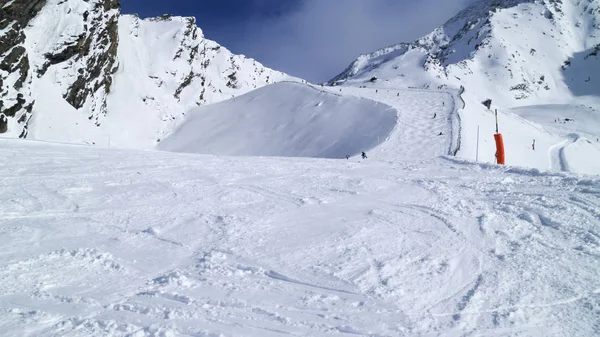 Les skieurs sur une pente bosselée en haute montagne — Photo