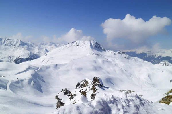 Альпійський зимовий пейзаж з гірськолижними схилами — стокове фото
