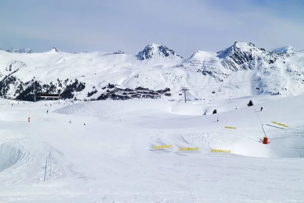 Ski, piste de snowboard en station alpine, paysage hivernal — Photo