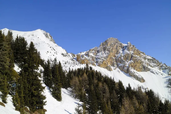 Rugged mountain tops in winter Alps — Stock Photo, Image