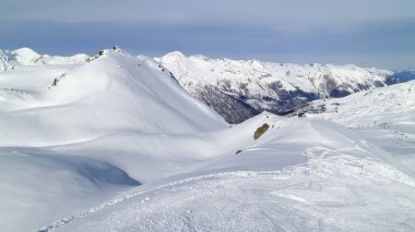 Alp karlı zirveleri panorama bir kayak yamacı alınan