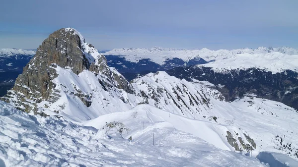 Paysage de sommets enneigés avec pistes de ski sur une pente rocheuse — Photo