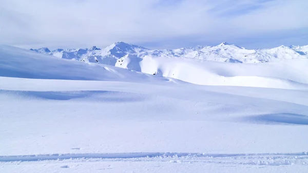 Peisaj alpin de zăpadă cu piste de schi — Fotografie, imagine de stoc