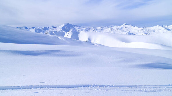 Снежный пейзаж с лыжными трассами
