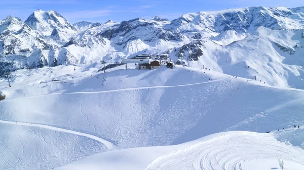 스키 리프트, 내리막 사면으로 알프스 파노라마를 탑 — 스톡 사진