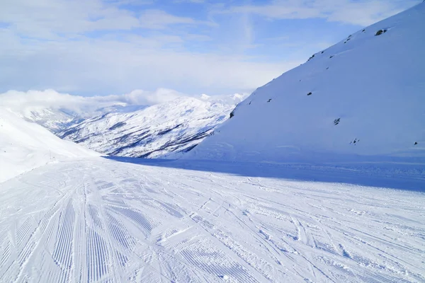 En la cima de la pista de esquí de montaña, en un día de invierno soleado y frío —  Fotos de Stock