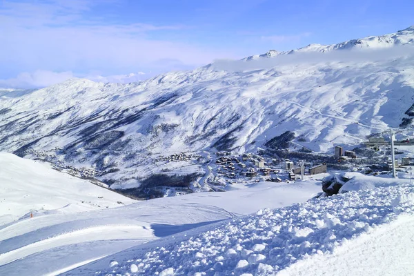 Alpin-Skihüttendorf im Tal, Winterlandschaft — Stockfoto