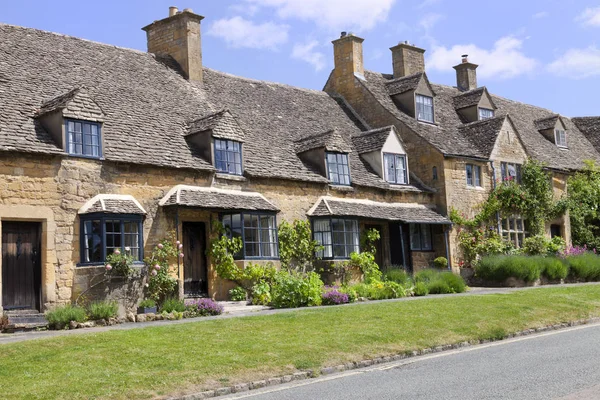 Casas antigas e tradicionais numa aldeia inglesa — Fotografia de Stock