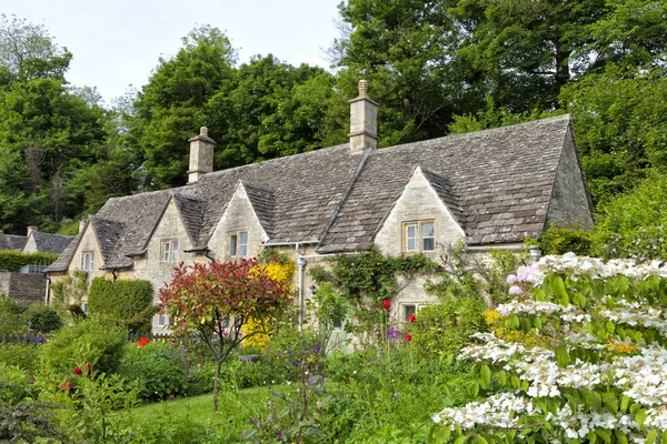 Vieilles maisons en pierre dans un village rural anglais avec des jardins d'été colorés — Photo