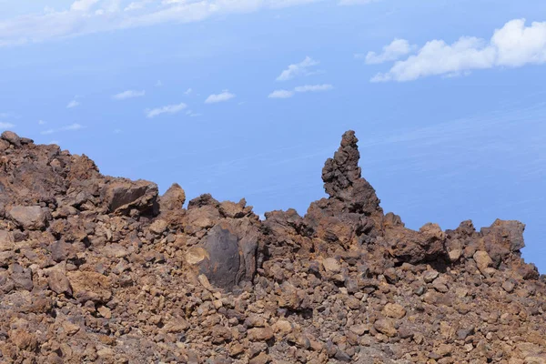 Steekt uit vulkanisch gesteente — Stockfoto
