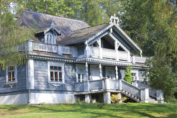 Старая деревянная клетка в лесах на востоке Польши
