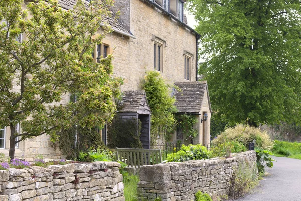 Casas de campo de pedra inglesas por uma estrada de aldeia — Fotografia de Stock