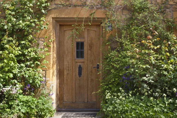 Puertas de la casa marrón claro a casa de campo Inglés —  Fotos de Stock