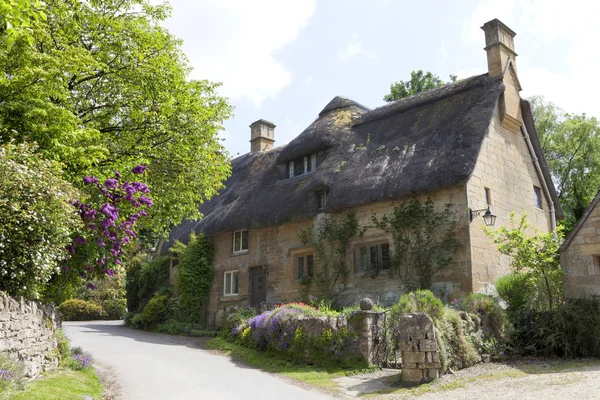 Affascinante, vecchia casa in stile con giardino fiorito, nella campagna inglese — Foto Stock