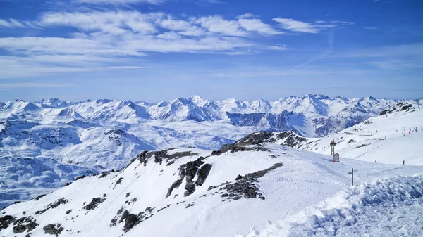 高山の斜面にスキー。雪の山の風景 . — ストック写真