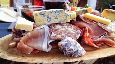 Tedavi et, peynir, sosis açık havada servis bir ahşap tahta üzerinde parçalar