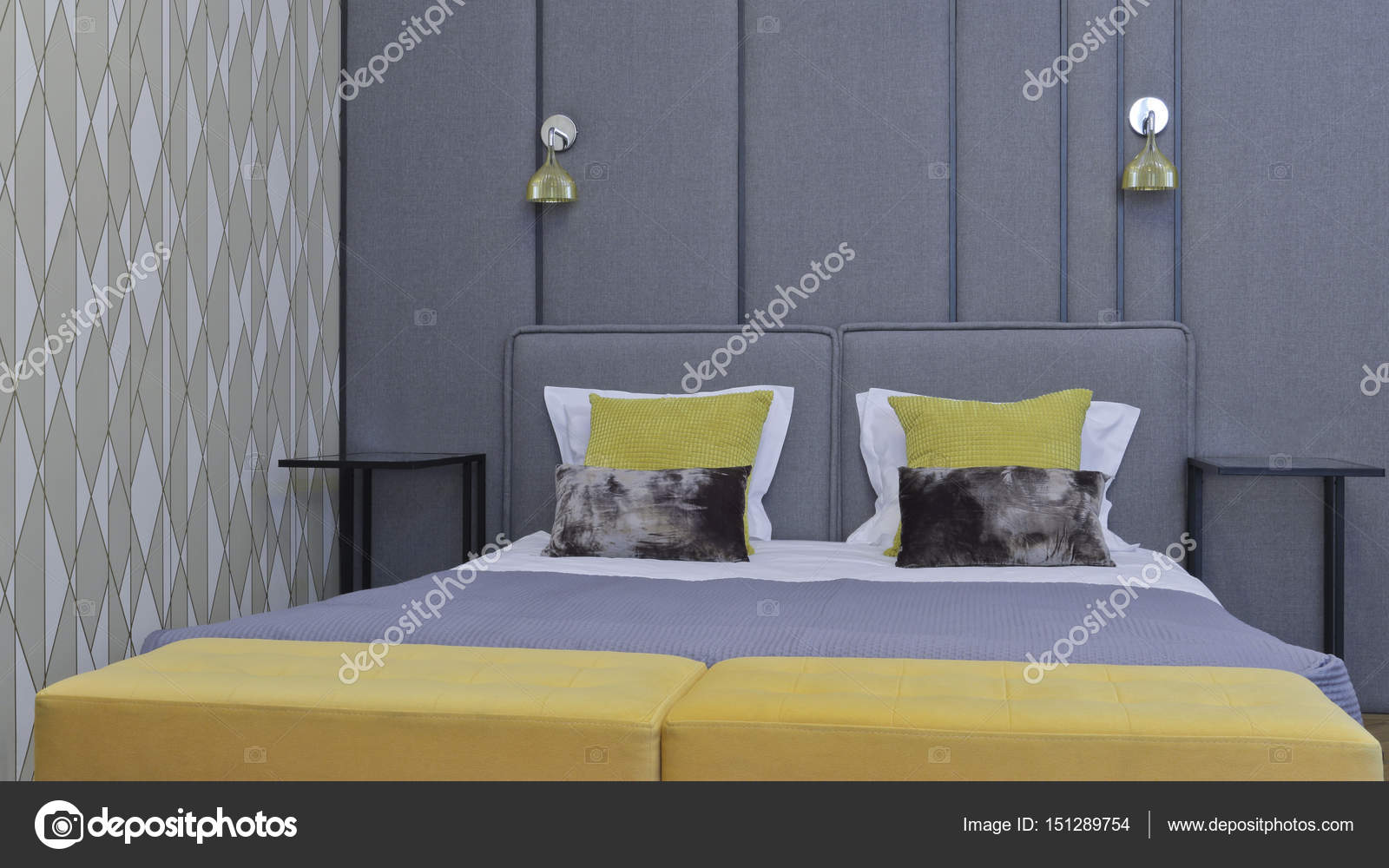 Grosses Bett In Einem Modernen Schlafzimmer Mit Grauen Wanden Stockfotografie Lizenzfreie Fotos C Yolfran 151289754 Depositphotos