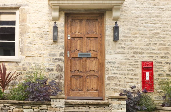 Portes cintrées dans une vieille maison en pierre, dans un village rural anglais  . — Photo