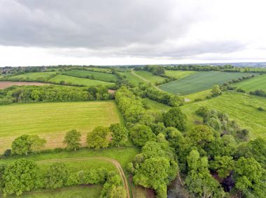 Kuş görünüme yeşil tarım alanları, çayırlar, yürüyüş yolları ülkeye göre geçti woodlands
