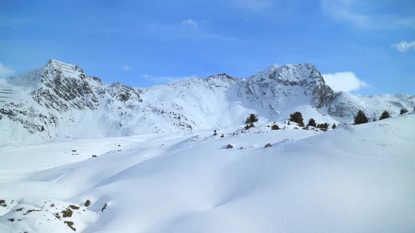 Schneebedeckte Gipfel in einem Wintersportort in den Alpen — Stockfoto