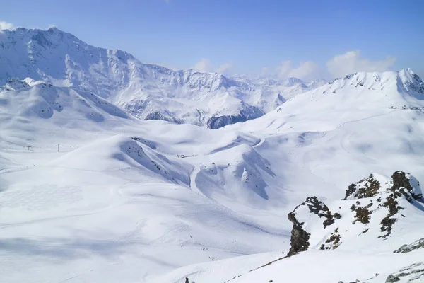 Schneeberge mit Skipisten in den französischen Alpen — Stockfoto
