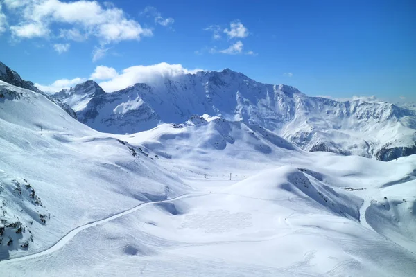 Ski, Snowboardpiste am verschneiten Berghang . — Stockfoto