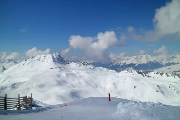 Skidåkning lutningen på en bergstopp på en solig vinterdag . — Stockfoto