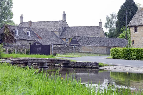 Английская деревня у реки с традиционными каменными домами  . — стоковое фото