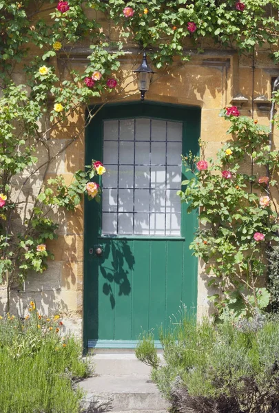 Portas Verdes Uma Casa Pedra Calcária Inglesa Cercada Por Rosas — Fotografia de Stock