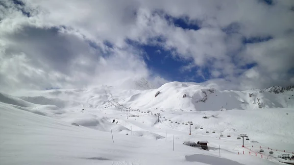 Pistes de ski avec télésièges par temps de tempête de neige — Photo