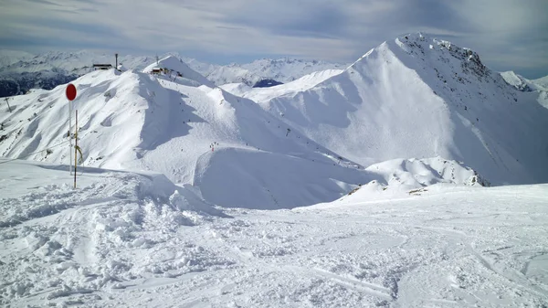 Сніговий гірський пейзаж з лижним трампліном — стокове фото