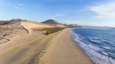 Beyaz kum plaj, kumullar, dağ panorama, Jandia, Costa Calma, Fuerteventura, Kanarya Adaları havadan görünümü .