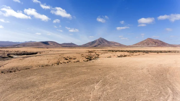 Vulkanikus Hegyek Panoráma Sziklás Sivatagi Terep Ellen Blue Felhős Kanári — Stock Fotó