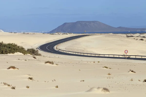 Küstenlinie Kurvenreiche Straße Durch Sandige Dünen Zum Meer Mit Vulkanischen — Stockfoto