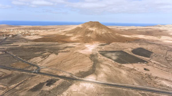 Légi Felvétel Áthaladó Sivatagi Táj Panoráma Vulkanikus Hegyek Tengerpart Fuerteventura — Stock Fotó