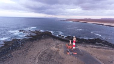 Gün batımında deniz fenerinin havadan görünümü, Peninsula de Jandia kayalık kıyısında, Fuerteventura, Kanarya Adaları, İspanya .